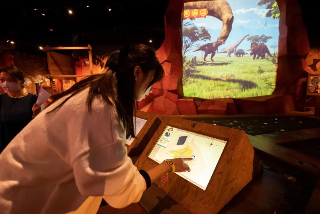 日夜不同科技感,春节潮玩创新方