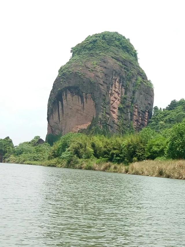 一个让人流连忘返的地方，山清水秀，只需要坐在河边发呆就行。