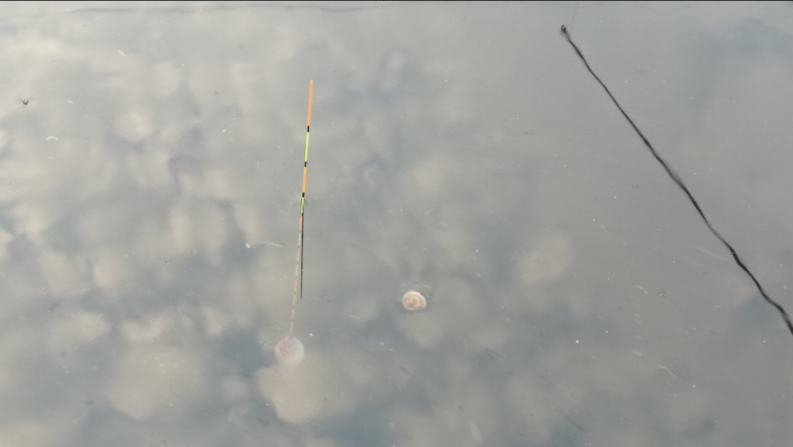 防止浮漂走水最好的方法,粗浮漂抗走水还是细浮漂抗走水
