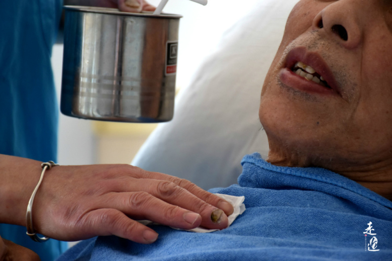 “第一次抠便，我差点吐了”！我和我的三百个爸妈