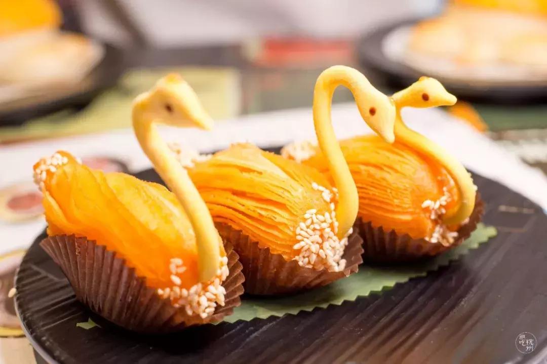 9元一个乌龟包，80+种港式茶点，这家超会卖萌的茶餐厅进门就送你