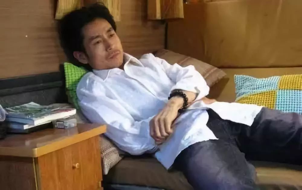 炼过钢水、睡过马路，有人说他才是史上最无奈影帝