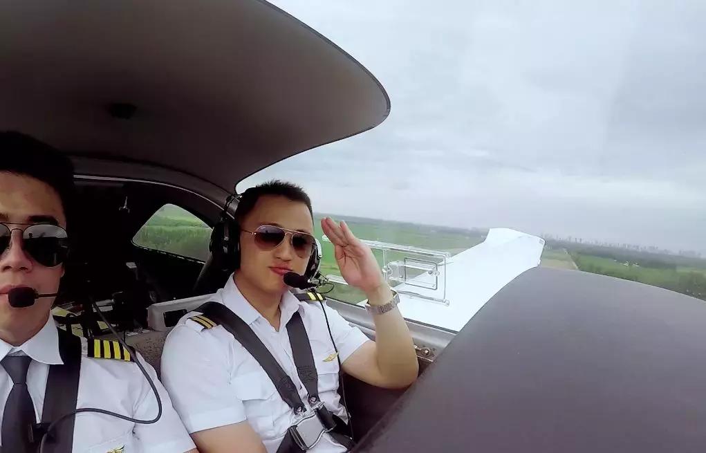 七夕情人热吻60秒，免费让TA获取空中体验开飞机十分钟资格