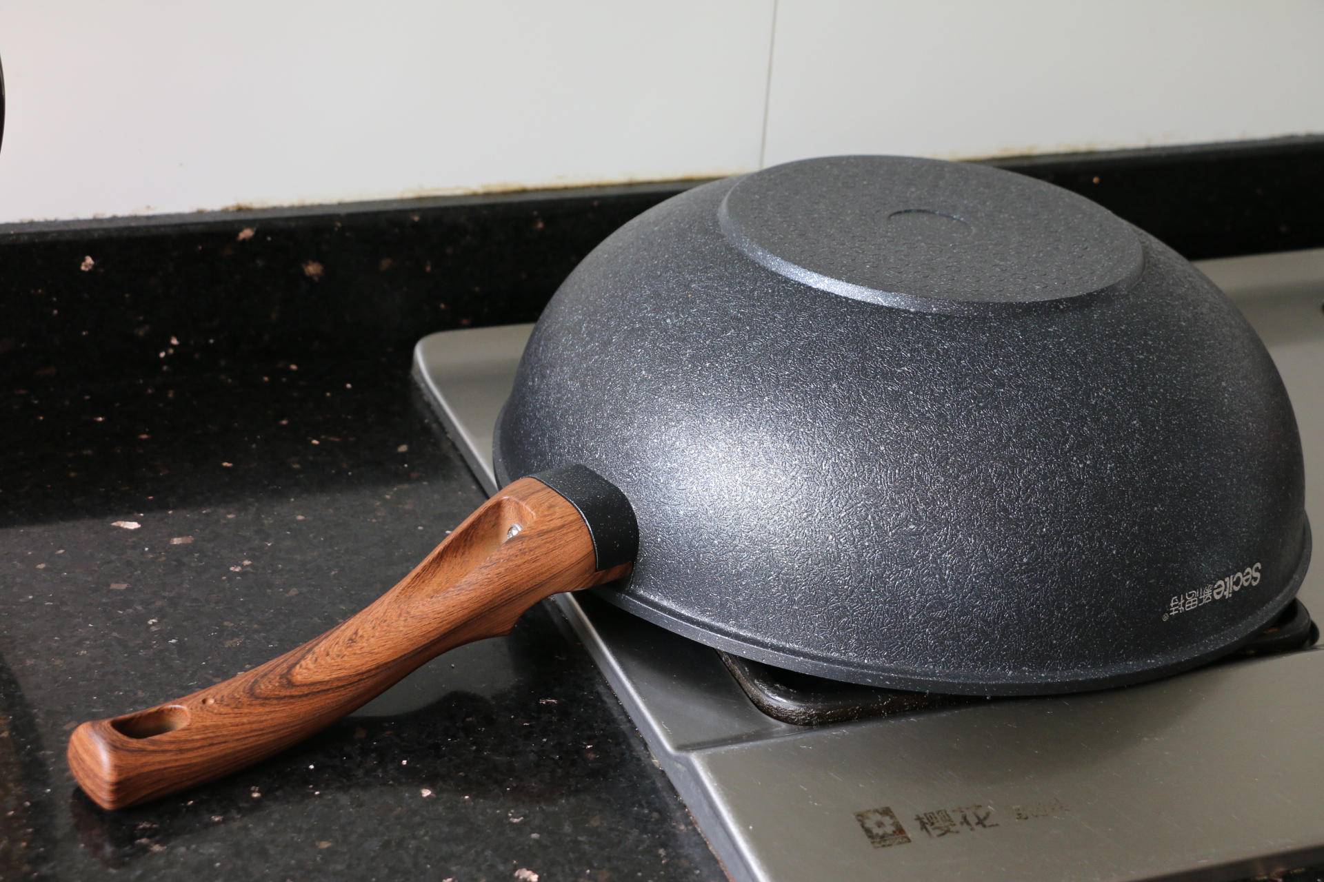 炒菜到底用铁锅还是不粘锅好吃,炒菜不粘锅和铁锅哪个好一点