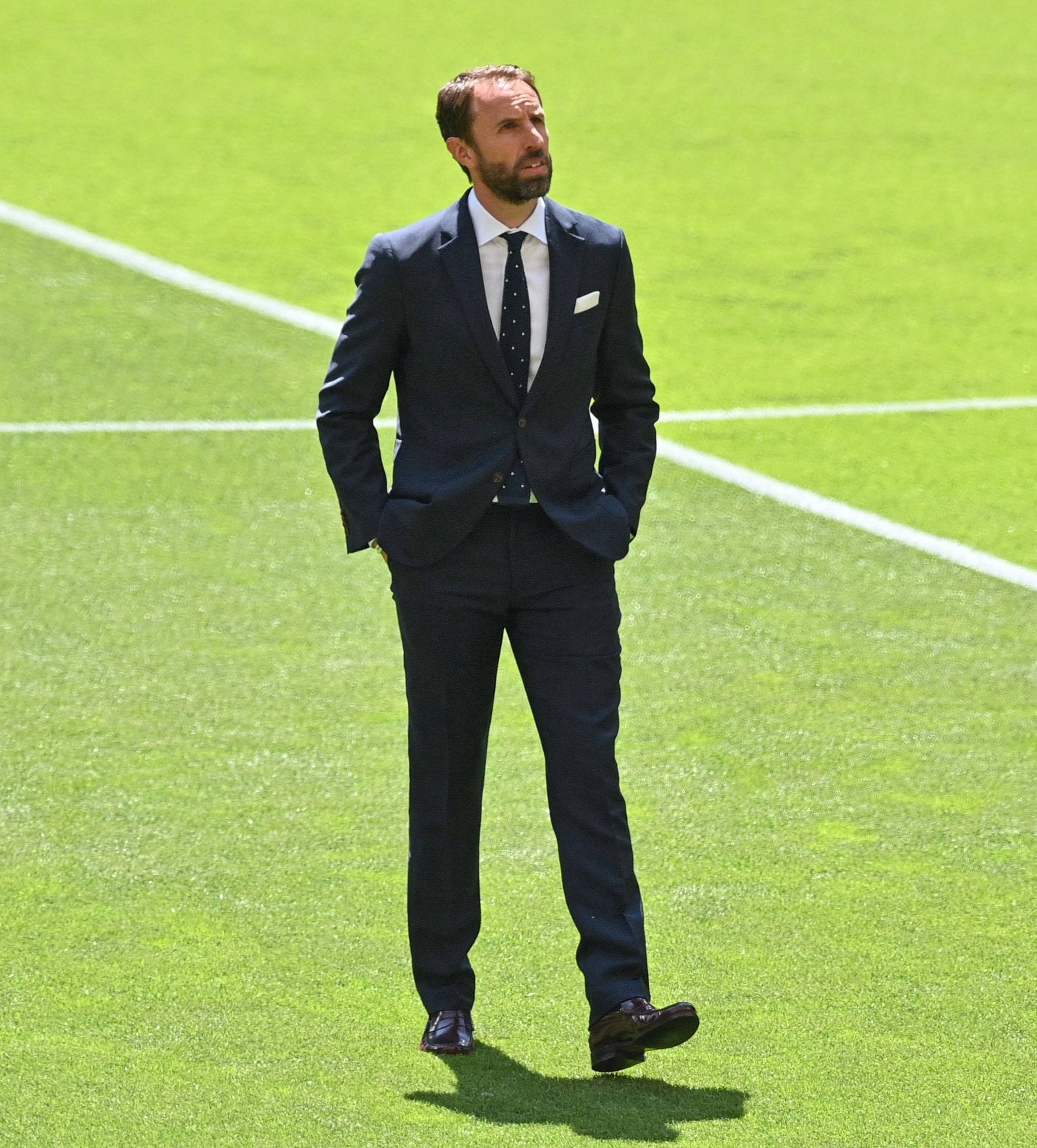 大饱眼福!欧洲杯名帅衣品赏析:索思盖特弃马甲曼奇尼秀阿玛尼