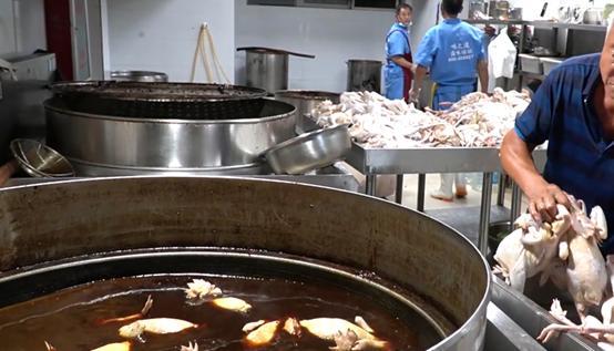 摆地摊卖手撕鸡一天卖5只,河南大爷路边卖鸡40年