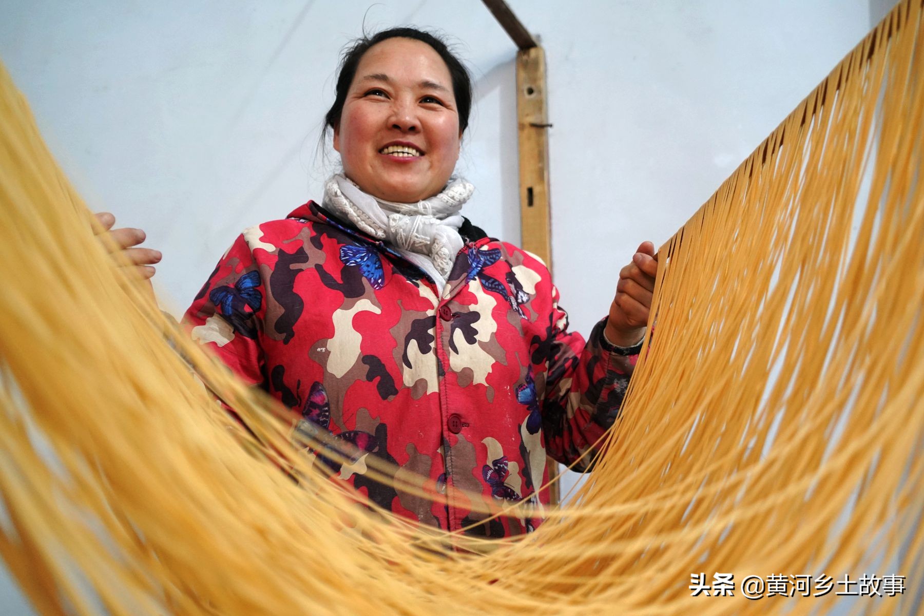 农村传统手工挂面制作全过程,纯手工空心挂面果蔬面