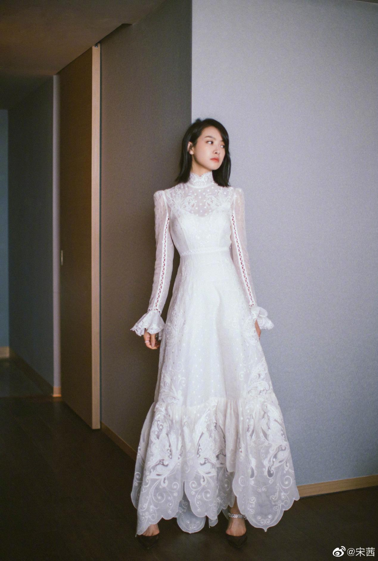 胡静穿黑色衣服,胡静露肩装