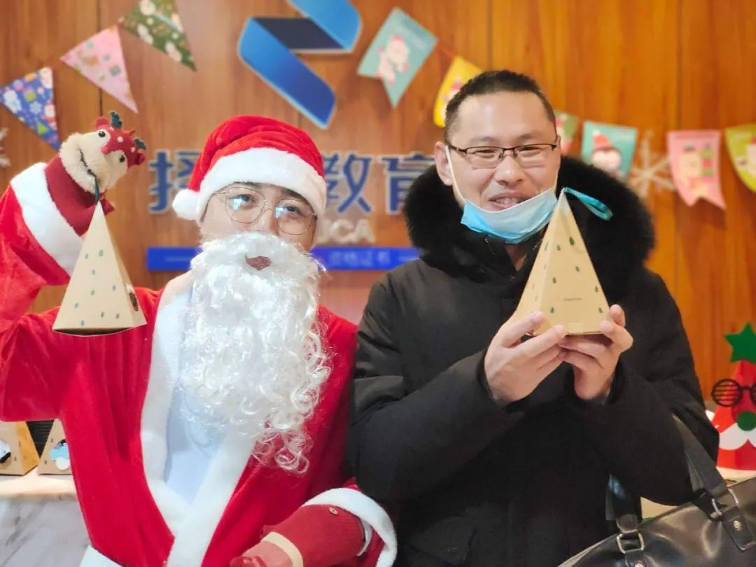 福利来袭!圣诞老人“空降”择学教育派发礼品
