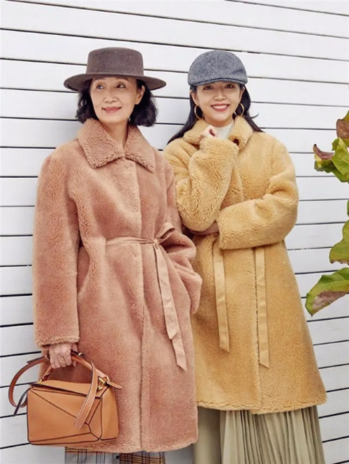 三木妈妈最新穿搭黑大衣,三木藏青色最新冬款大衣