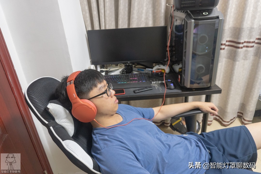 深圳小伙的快乐出租屋（上）：千元1080P投影+头戴蓝牙耳机