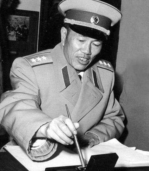 邓华缴获五箱“白金龙烟”,只给主席一支,主席笑他:财不露白啊