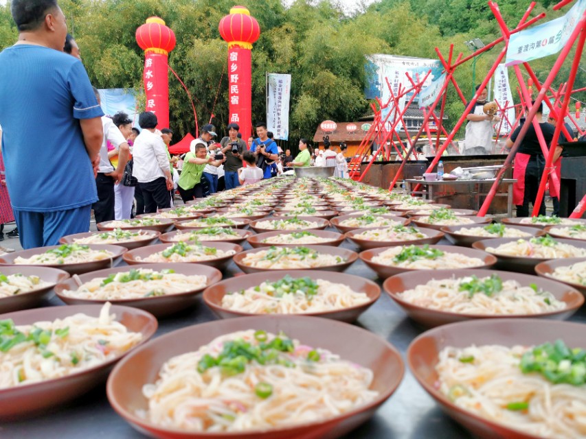 重渡沟：曾经的穷山沟！被民宿唤醒、如今游客一住就俩月
