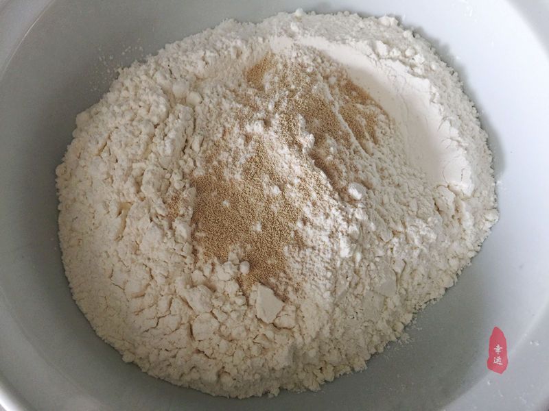 懒笼比包子、饺子都省事,盘在笼屉中,蒸熟后切开,家人分着吃