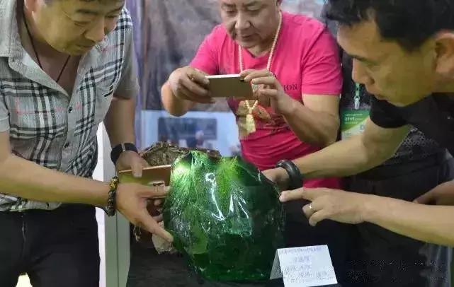 一块不起眼的石头竟然价值几个亿,一块不起眼石头拍出几个亿