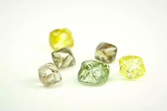 纯天然的钻石原石的特点和图,钻石的原石原来长这样太神奇了