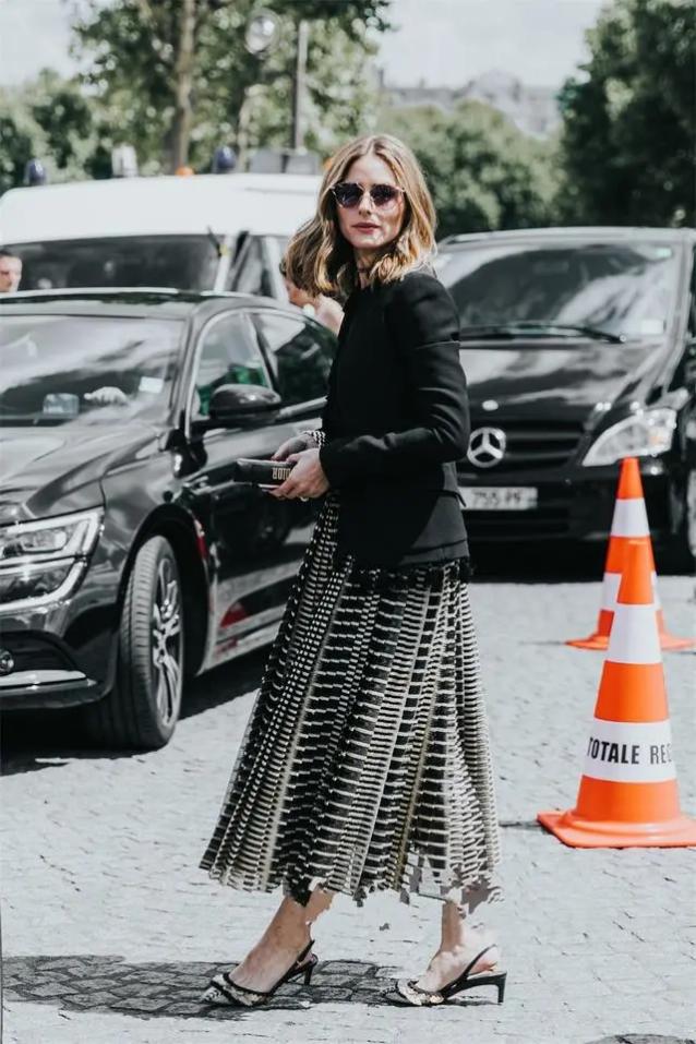 入秋怎么穿?回头率最高的穿搭参考:“长裙+外套”,减龄还时髦