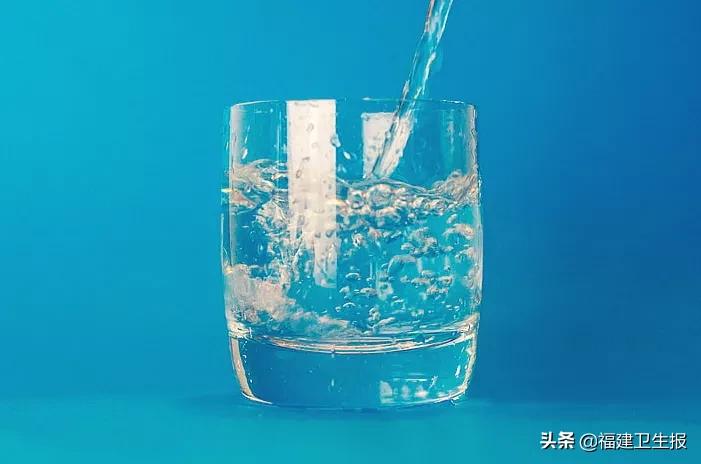 男子误把心梗当中暑险些丧命！每年都有人误诊！4个特征一眼辨别