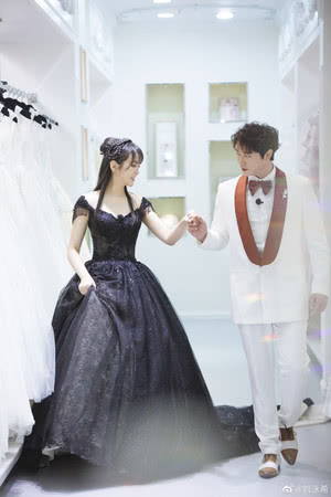 刘泳希穿黑婚纱,刘泳希婚礼穿黑衣