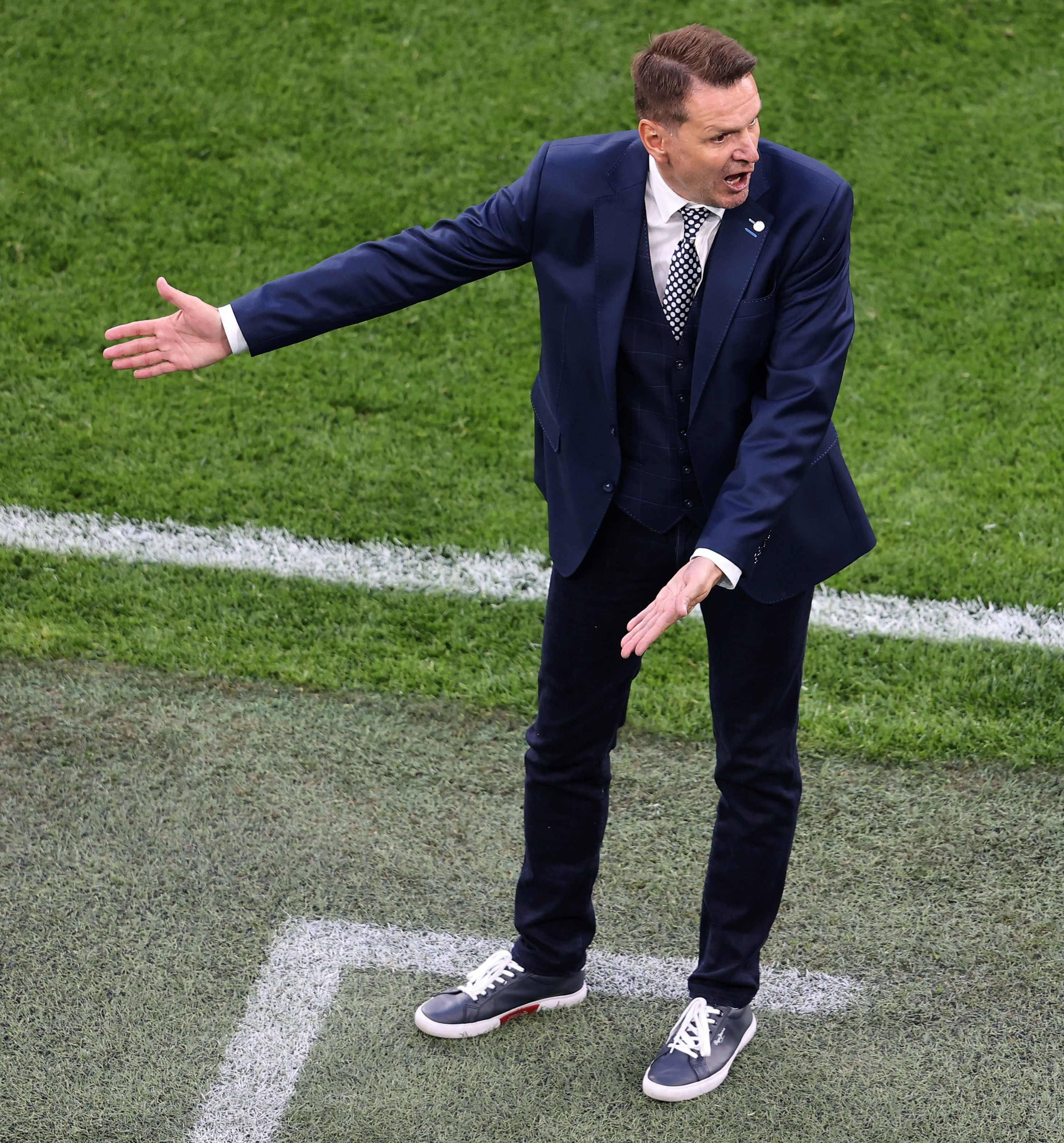 大饱眼福!欧洲杯名帅衣品赏析:索思盖特弃马甲曼奇尼秀阿玛尼