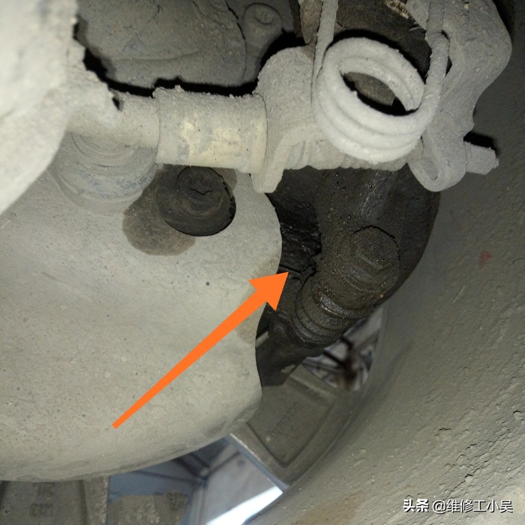 标致408刹车油液位传感器在哪里,标致408换刹车油壶感应器