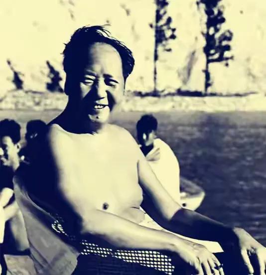 青年节，读诗词《水调歌头.游泳》，想起毛*东泽**那不老的青春情怀