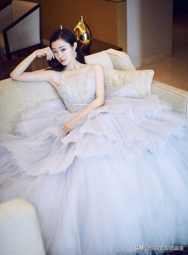 身穿薄纱礼服的宋轶真的是超级仙,宋轶穿一身复古水雾蓝长裙造型