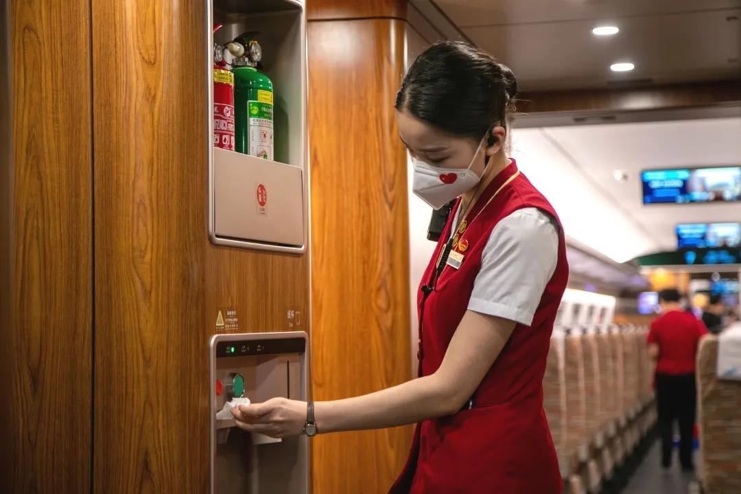 复兴号智能动车组进站京哈,京哈高铁复兴号抵达哈尔滨西站