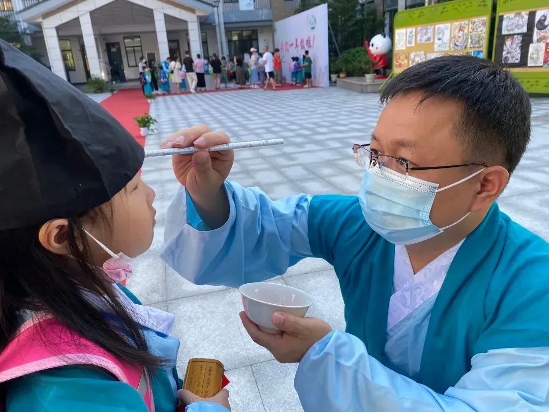 太暖心!新学期教室里这块特殊的黑板,羡慕了多少人