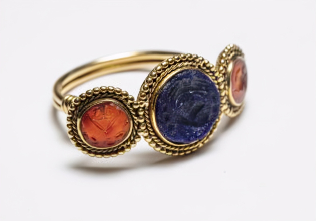 她设计的珠宝如画似景承包了你对美的所有渴求与遐想