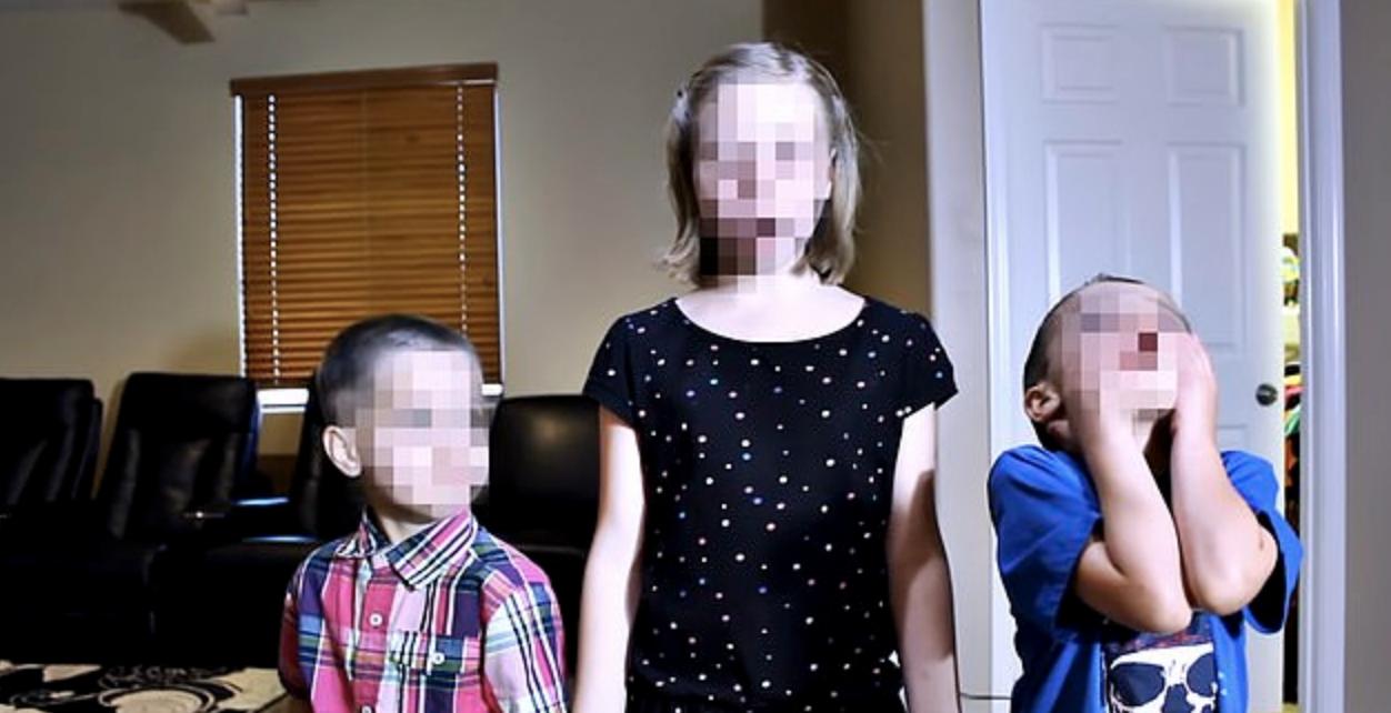 YouTube网红背后:强迫儿童冰水浴、往儿童大腿之间喷胡椒喷雾