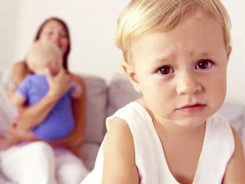 18岁女孩哭诉讨厌弟弟,18岁女孩恨弟弟