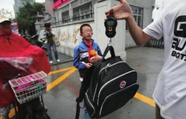 日本小学生的书包里有电脑吗,日本小学生书包里都有些啥