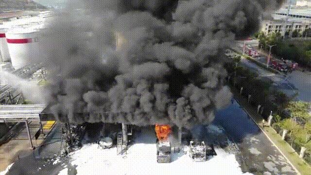 油罐车发生火灾消防员赶到现场,油罐车着火现场刺鼻消防快速处置