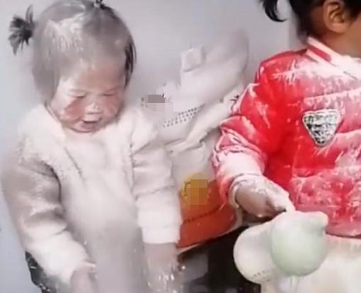 “最勤劳姐妹”在厨房“蒸”馒头，场面一度失控，亲妈都认不出