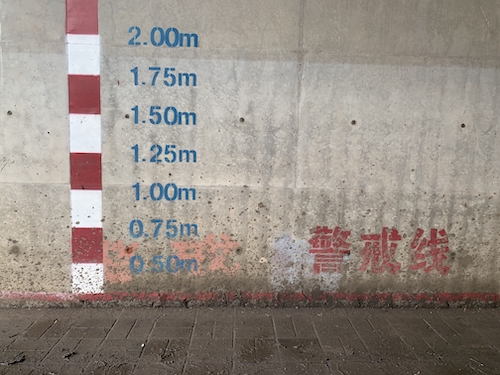 雨天积水开车的正确方法,车辆雨天过积水路面注意事项