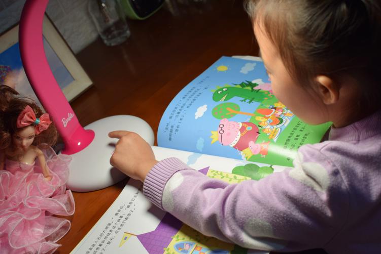 保护儿童眼睛用什么台灯,保护孩子视力选电视还是投影仪