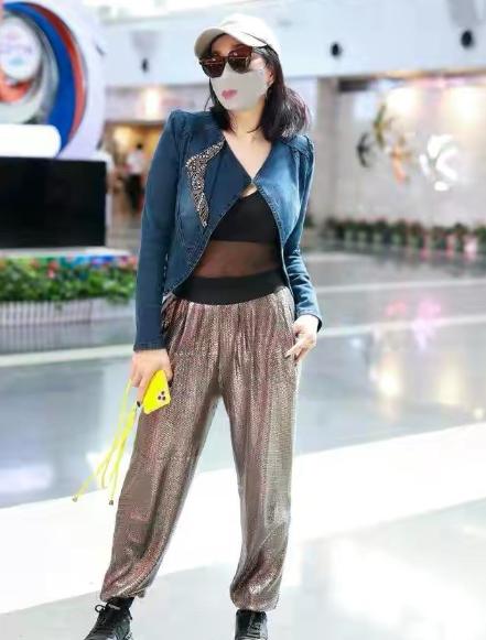 钟丽缇年轻时候穿搭,女人上了年纪不要穿的太老气