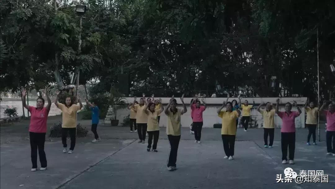 被士兵“上身”的年轻女巫，为何要去舔舐老女人伤痕累累的大腿？