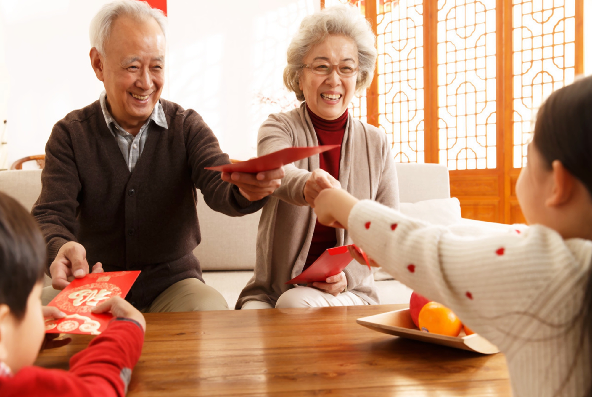 孙子外孙一字之差，老人给“压岁钱”差太多，宝爸气不过当场离席