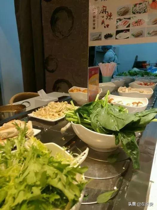 小火锅锅底有六种口味满足你,一桌小火锅