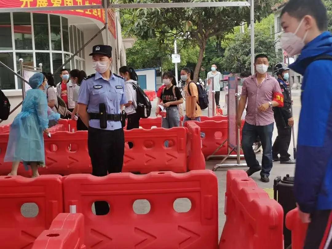 开学交警暖心护航,公安护航平安开学