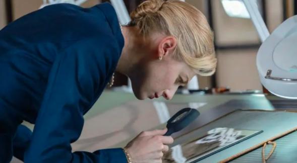 大长腿穿行在时间钳形运动里：高妹伊丽莎白·德比茨基