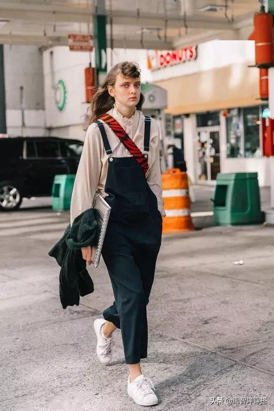 阔腿裤已经out了现在流行初恋裤,还在穿阔腿裤现在流行的是初恋裤