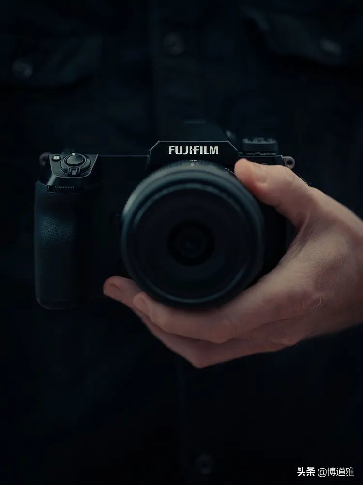 富士GFX100S:和索尼α1一样是台专业相机,拍视频是赠品