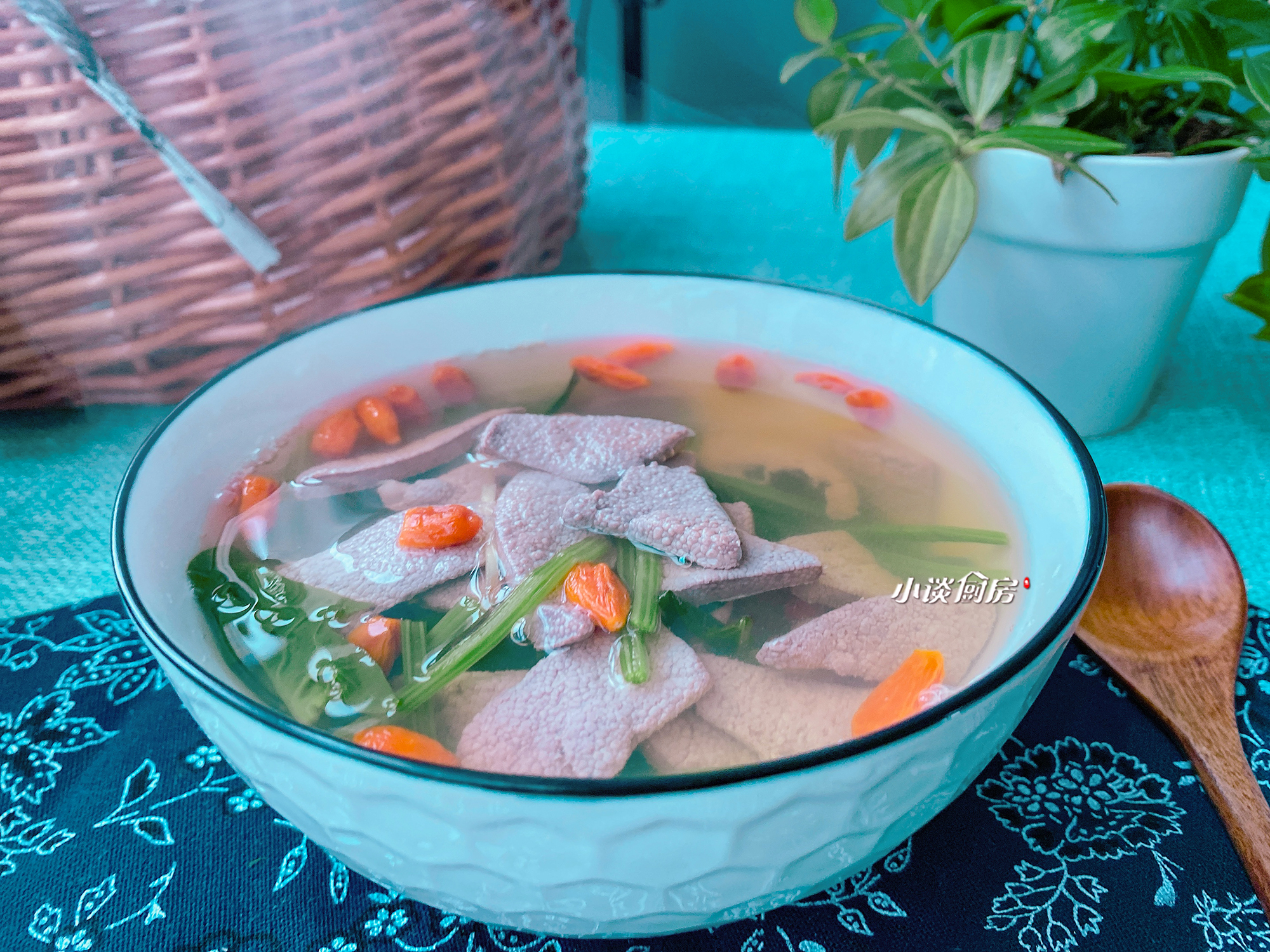 用眼多度，记得喝这碗“护眼汤”，富含维生素A，学生*党**要常喝