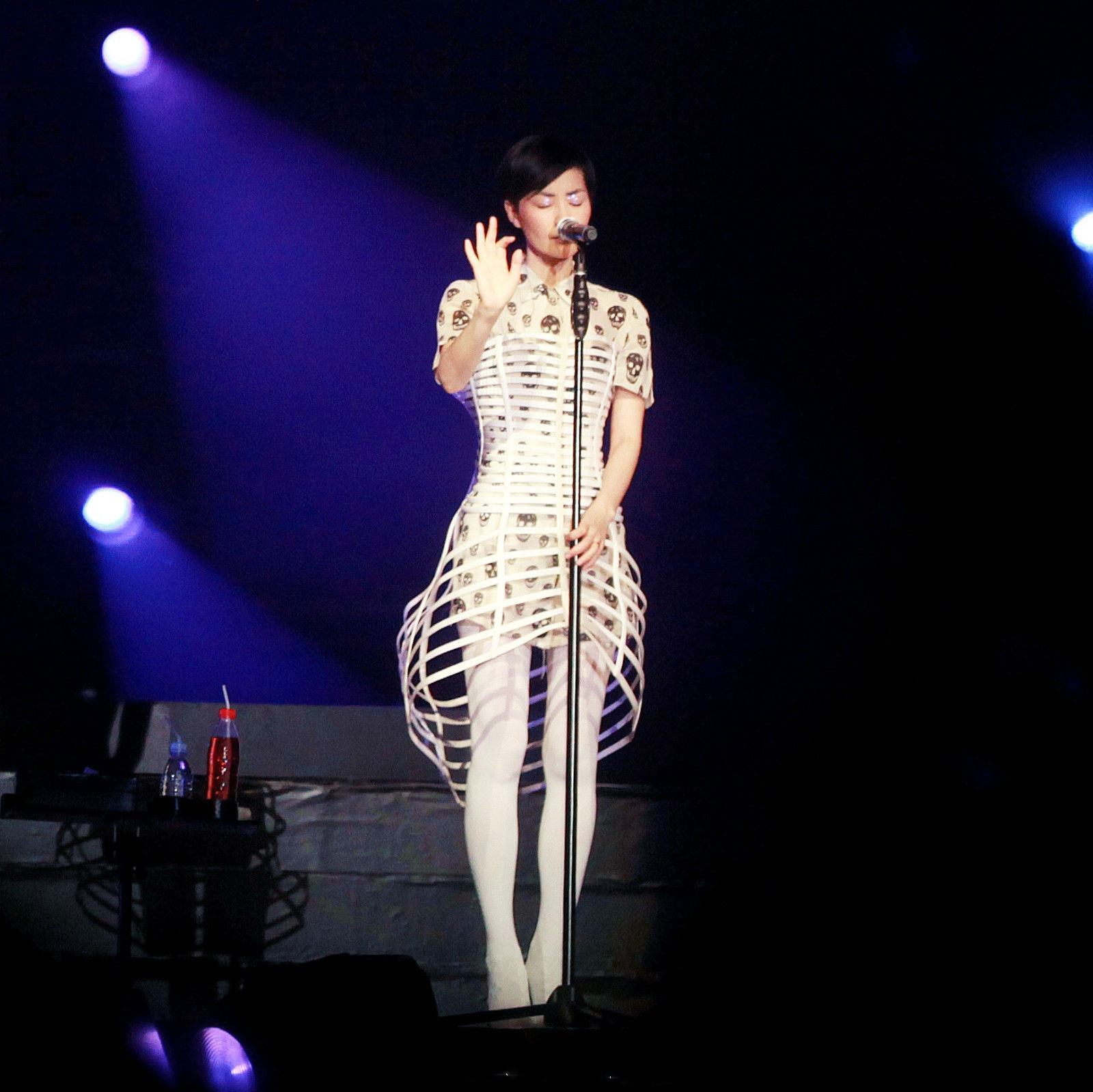 王菲的穿搭一直充满成熟的气息,王菲当年的穿搭真是越品越时髦