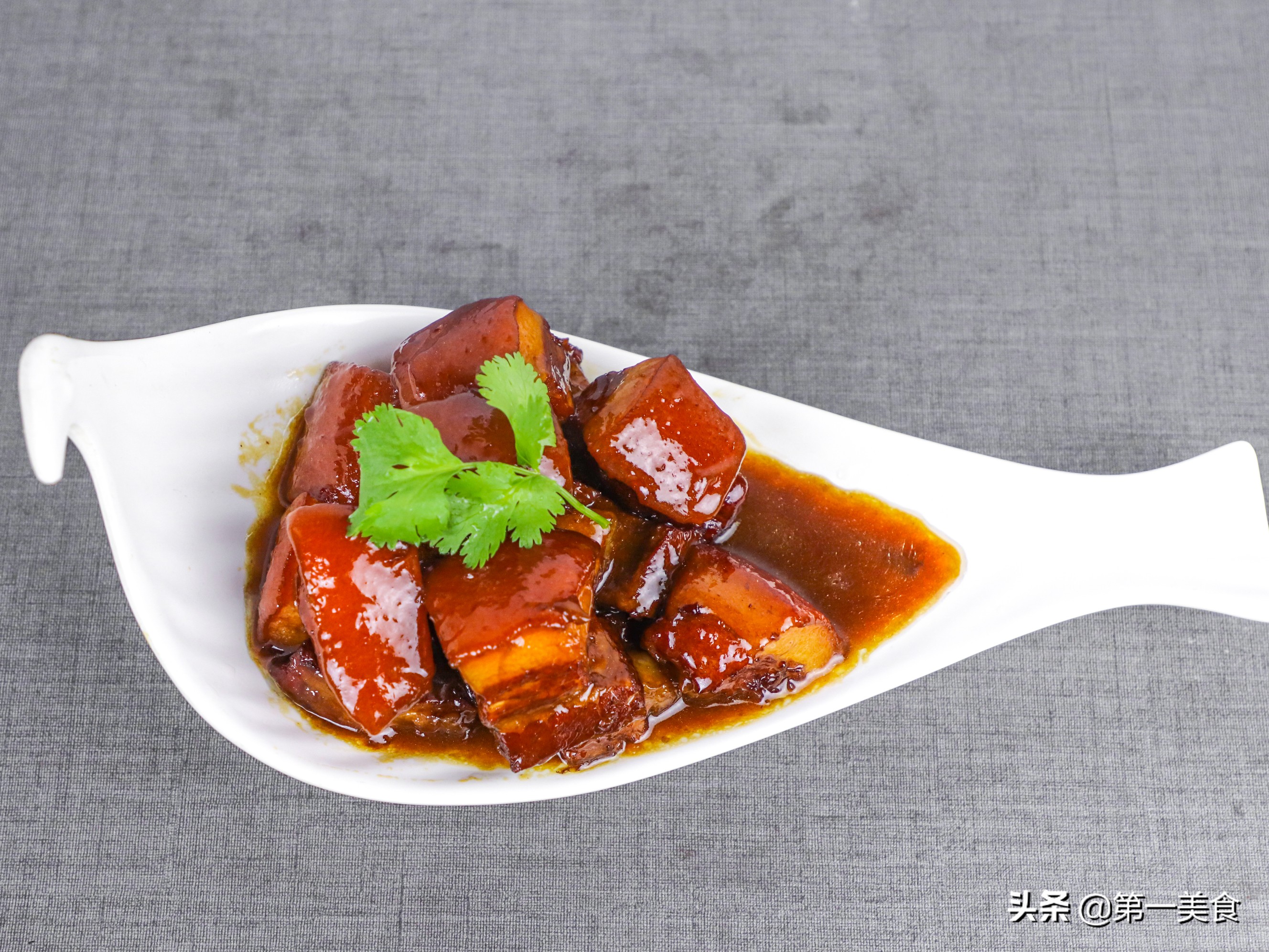 厨师长秘制红烧肉配方,大厨教你红烧肉正确做法鲜香不腥