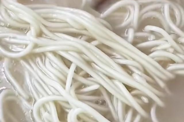 日式豚骨拉面的正宗做法，口感丝滑浓郁，绝对能满足你的味蕾