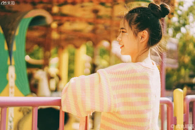 游乐园旋转木马氛围照片,游乐园拍出元气满满的写真照片